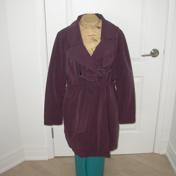 Elegant Maroon Trench Coat with Ruffled Collar - Picture 2 of 6